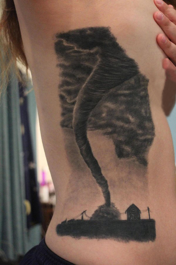 纹身风景 女生侧腰上黑色的龙卷风纹身图片