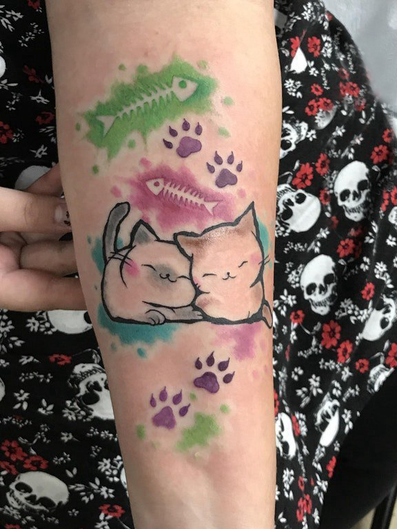 纹身卡通 女生手臂上彩色的爪印和猫咪纹身图片