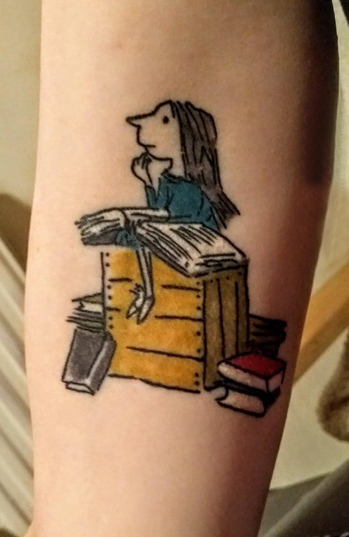 纹身书籍 女生手臂上人物和书籍纹身图片