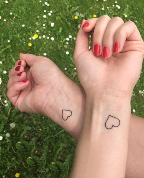 心形纹身情侣 情侣手腕上黑色的心形纹身图片