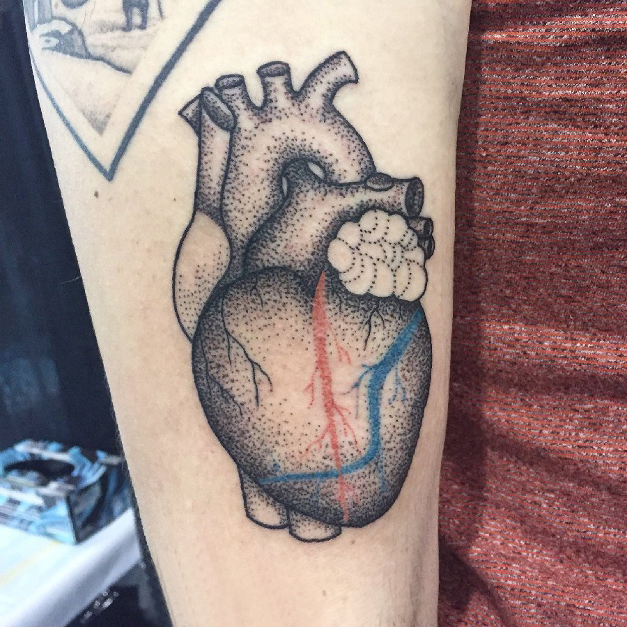 心脏纹身图案 男生手臂上心脏纹身黑色图案