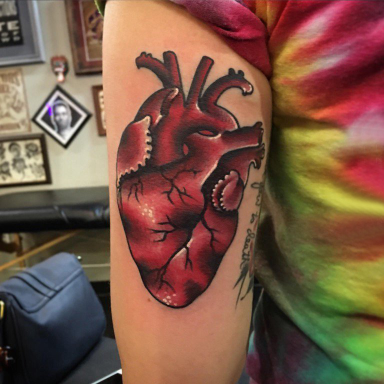 心脏纹身图案 女生手臂上彩绘纹身心脏纹身图案