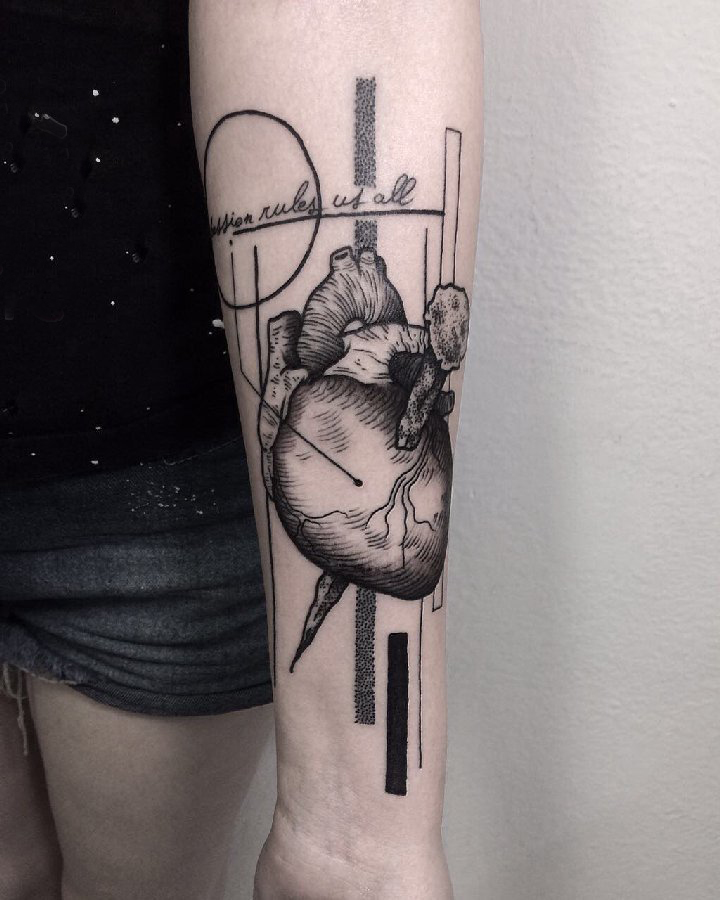 心脏纹身图案 女生手臂上黑灰纹身心脏纹身图案