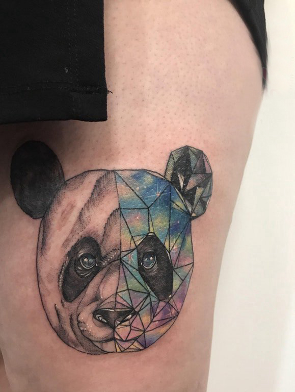熊猫纹身图 女生大腿上彩色的熊猫纹身图片