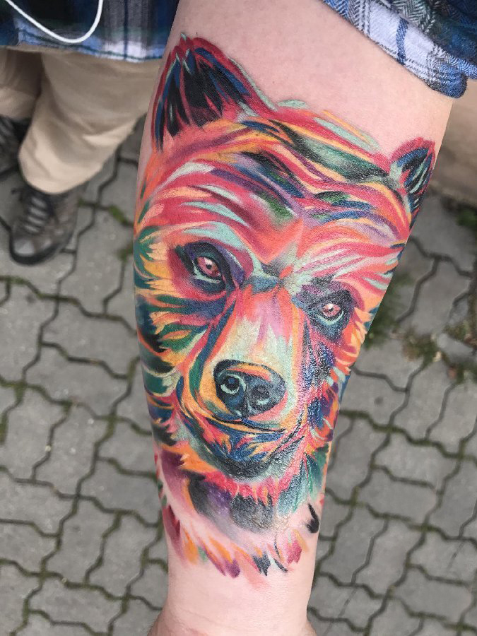 熊纹身 男生手臂上彩色的熊纹身图片