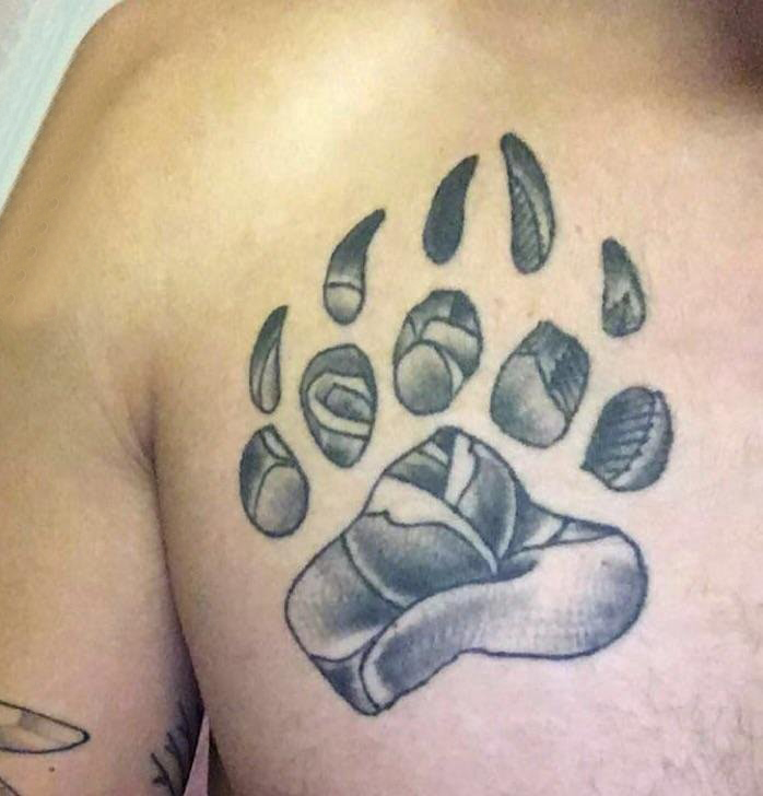 熊爪纹身 男生胸部黑色的熊爪纹身图片