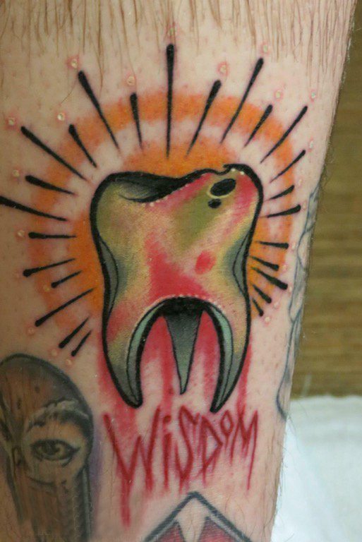 牙齿图案纹身 男生小腿上彩色的牙齿纹身图片