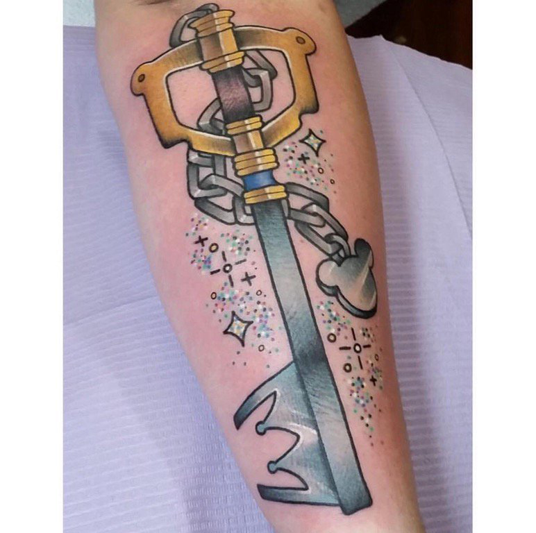 钥匙纹身图案 男生手臂上彩色的钥匙纹身图片