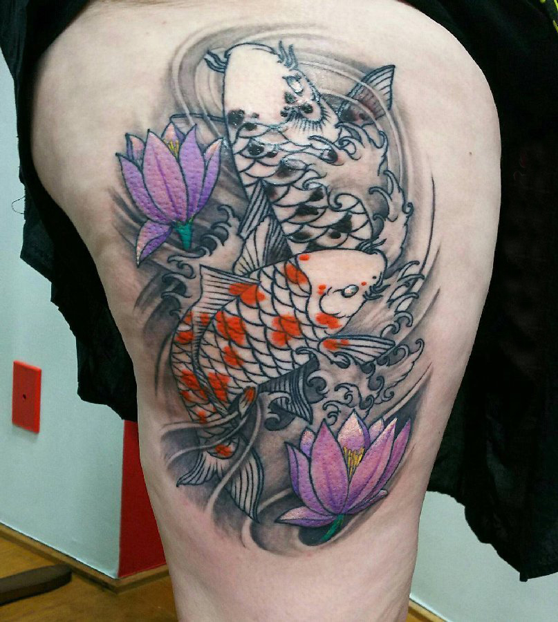 阴阳鲤鱼纹身 女生大腿上花朵和阴阳鲤鱼纹身图片