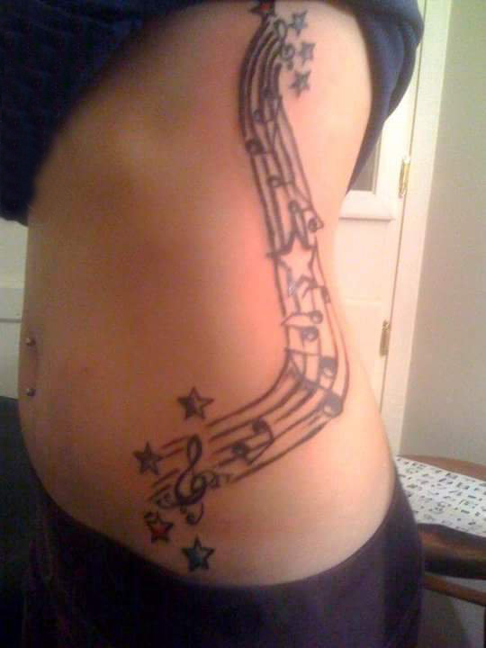 音符纹身 女生侧腰上黑色的音符纹身图片