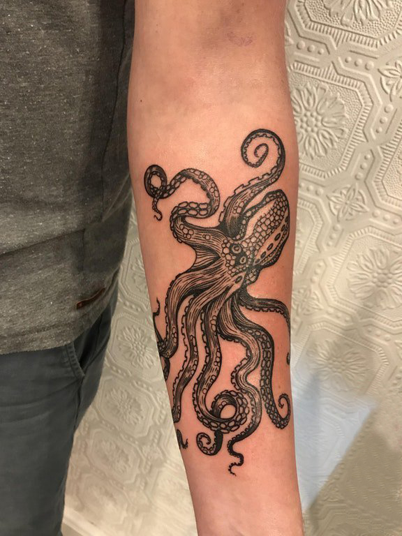黑色章鱼纹身 女生手臂上动物纹身图片