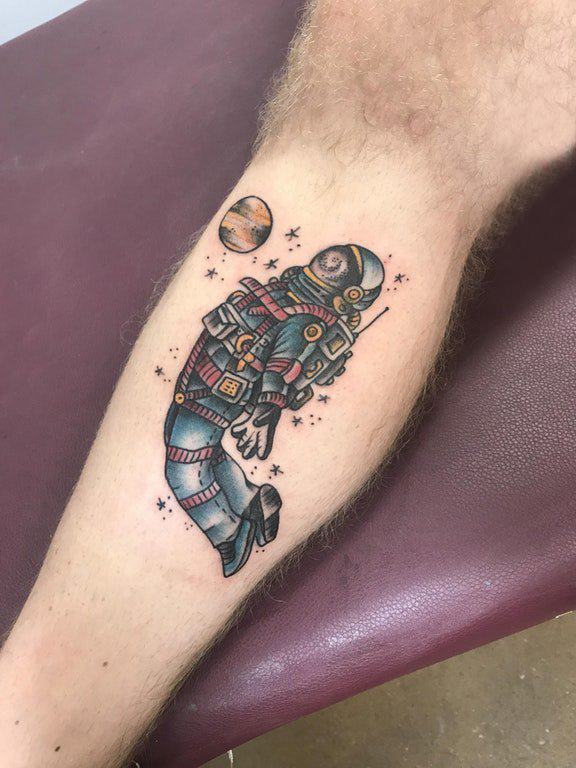 宇航员纹身图案 男生小腿上彩绘纹身宇航员纹身图案