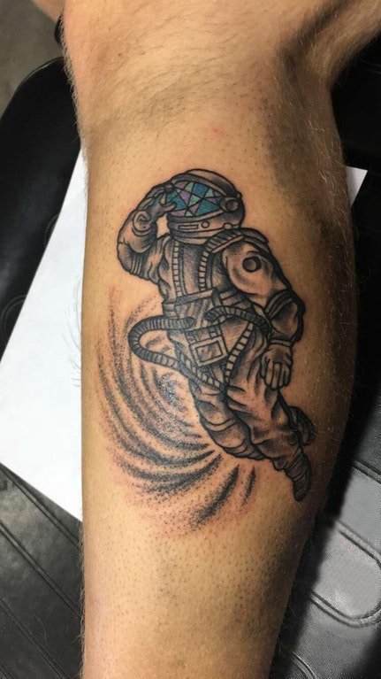 宇航员纹身图案 男生小腿上宇航员纹身图案