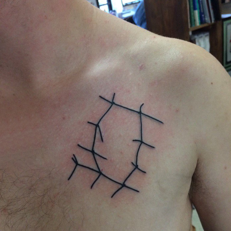 几何纹身 男生胸部极简线条纹身图片