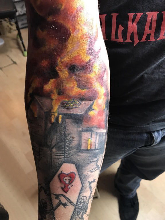 手臂纹身素材 男生手臂上建筑物和火焰纹身图片