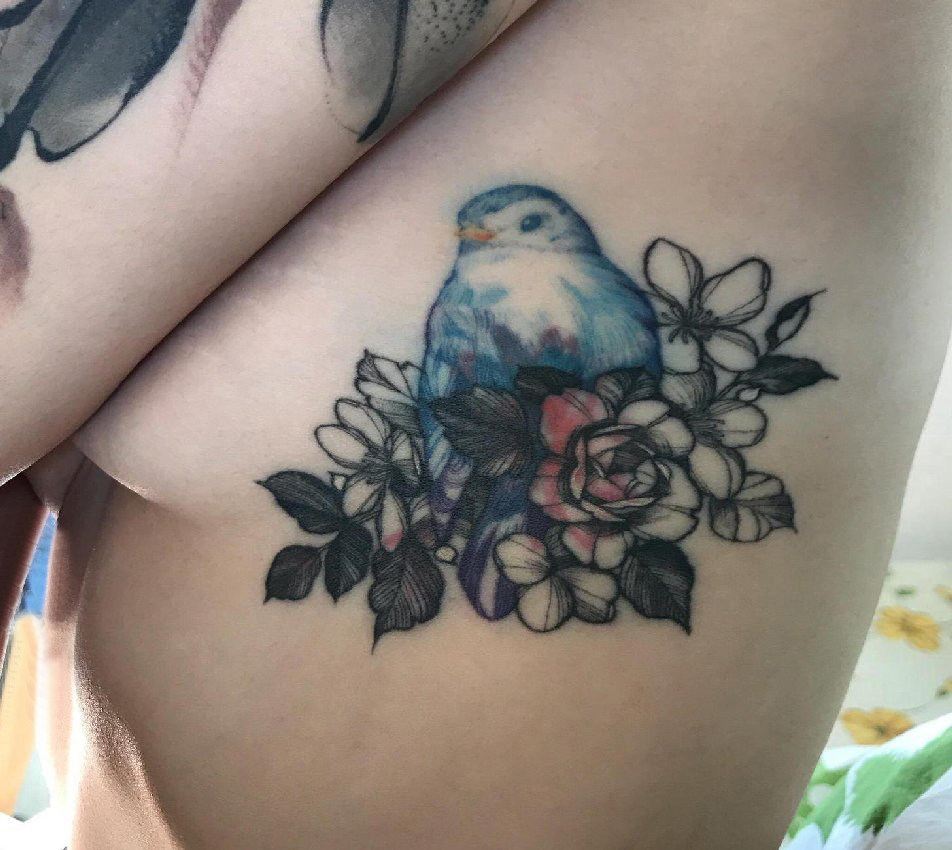 侧腰纹身图 女生侧腰上花朵和小鸟纹身图片