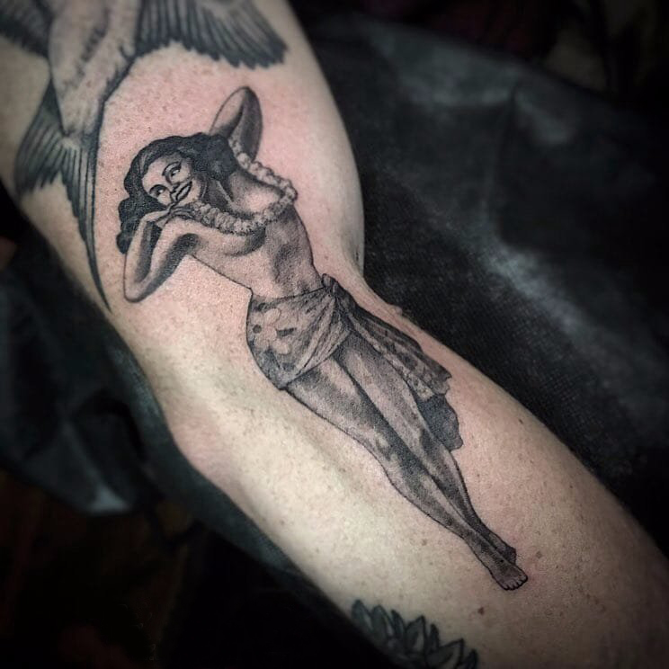 黑灰写实纹身 男生手臂上黑灰的人物肖像纹身图片