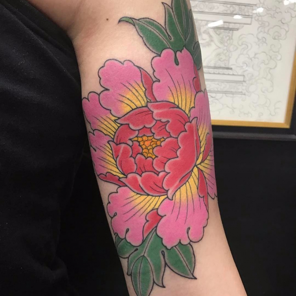 花朵纹身 男生大臂上彩绘的花朵纹身图片