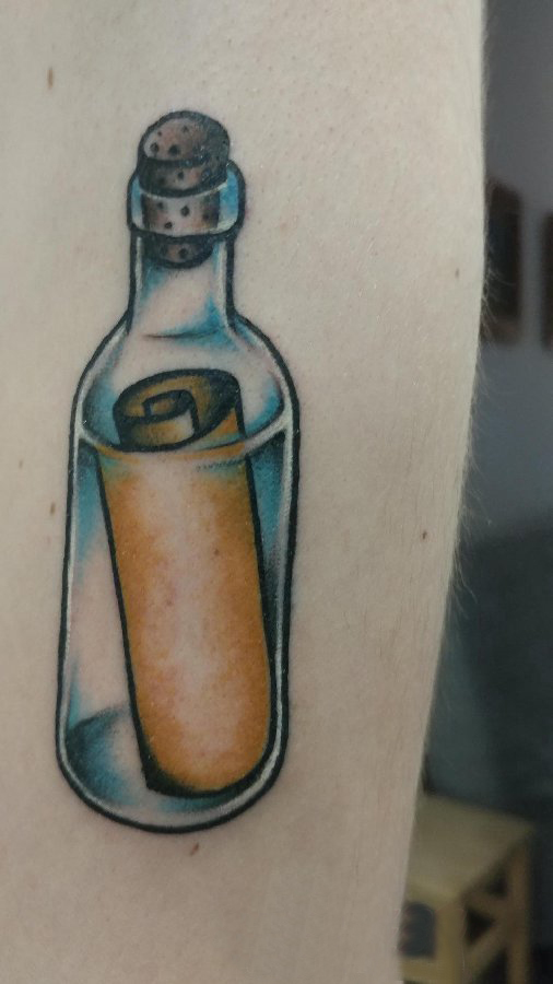 漂流瓶纹身 男生手臂上彩色的瓶子纹身图片