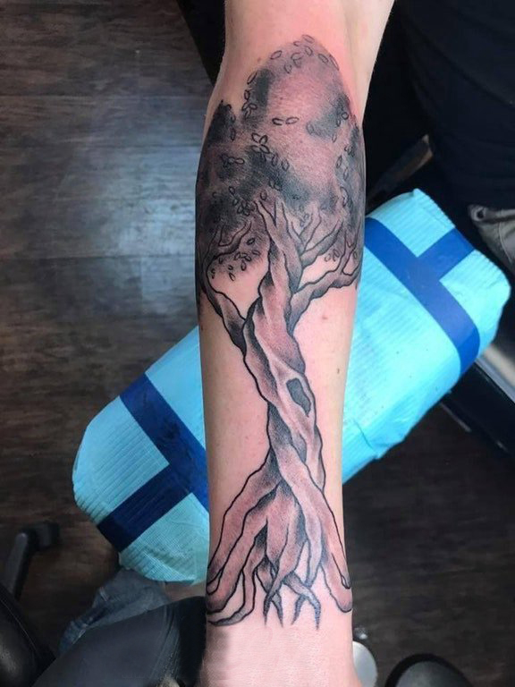 生命树纹身素材 男生手臂上黑色的大树纹身图片