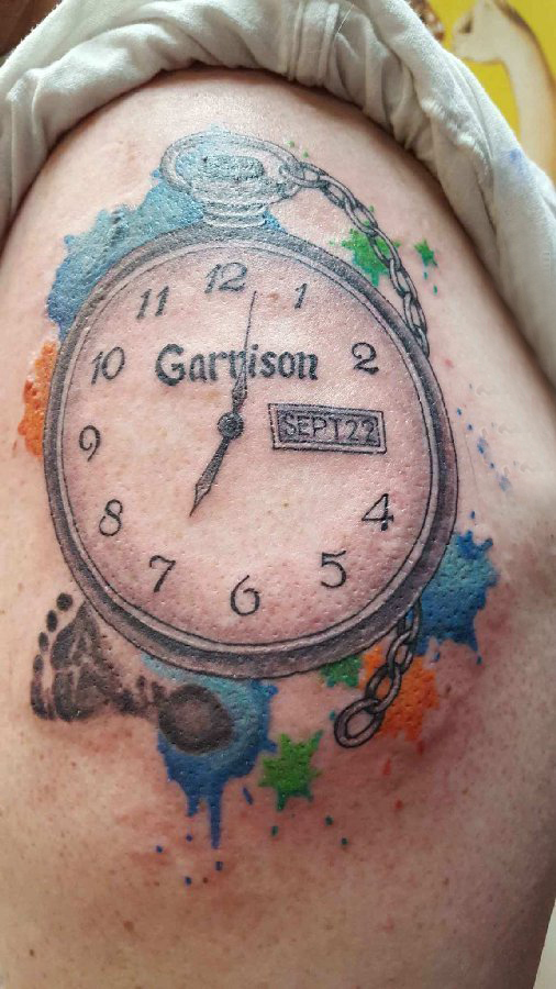 时钟纹身 男生大臂上彩色的时钟纹身图片