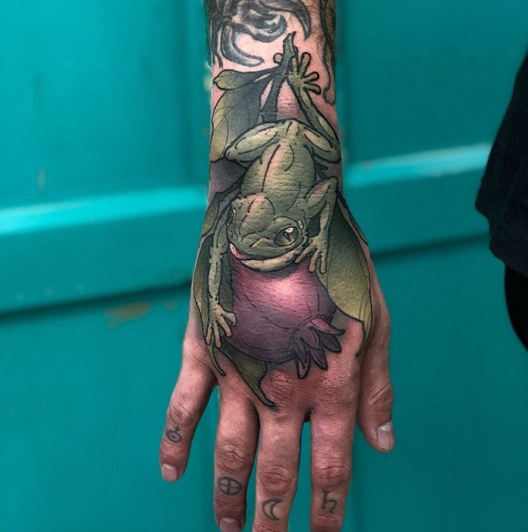 手背纹身 男生手背上植物和青蛙纹身图片