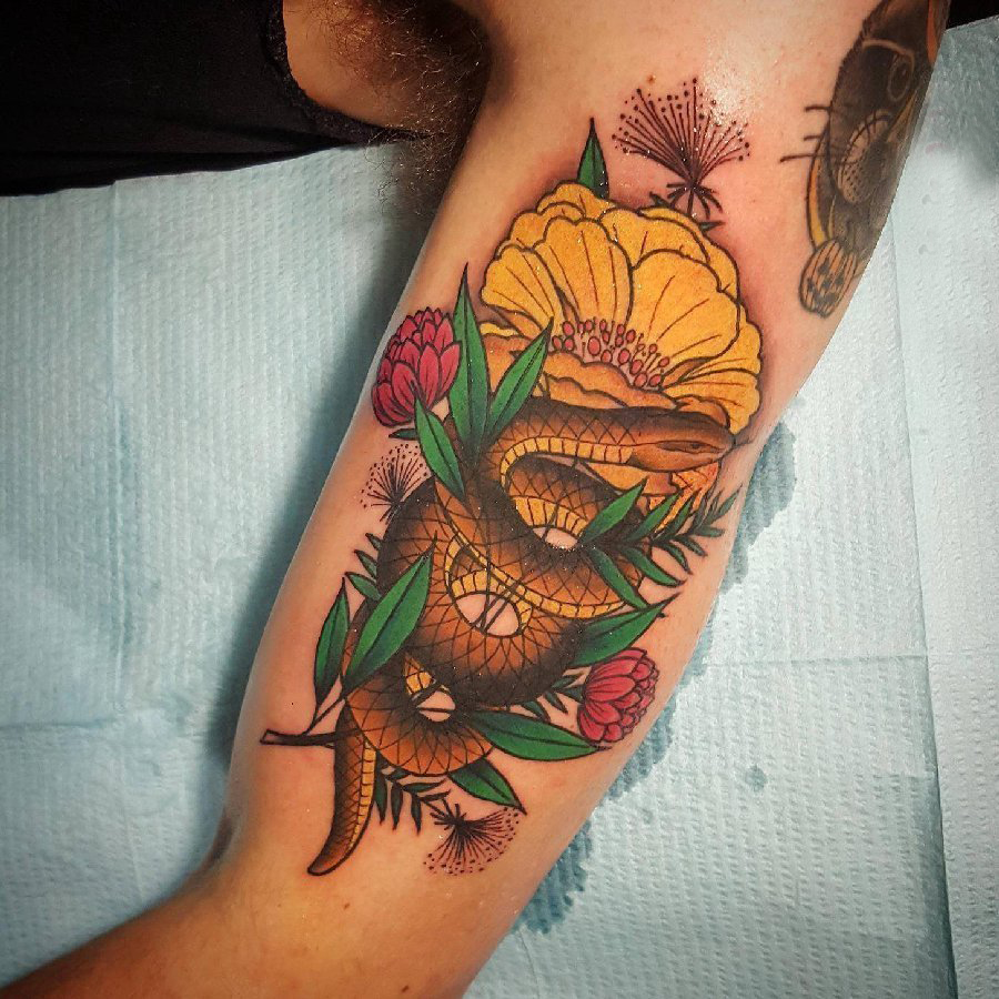 双大臂纹身 男生大臂上花朵和蛇纹身图片