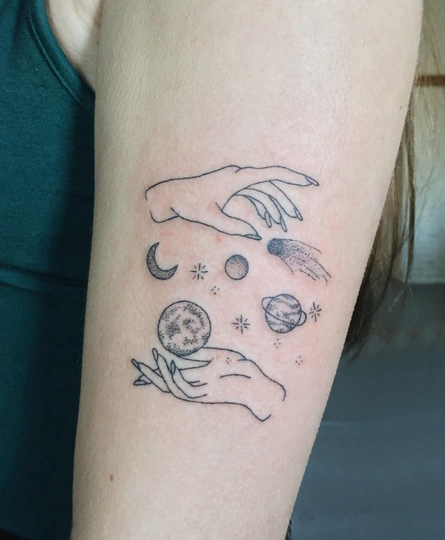 双大臂纹身 女生大臂上手和星球纹身图片