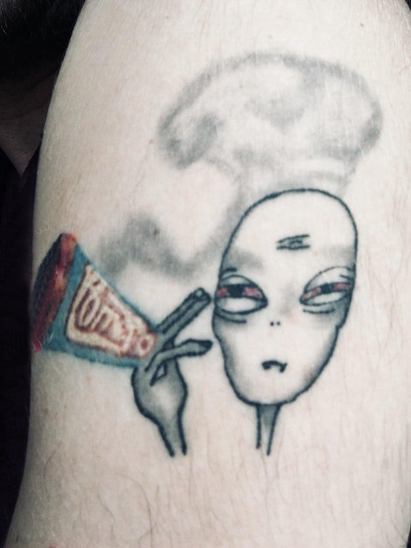 外星人纹身 男生大腿上彩色的外星人纹身图片