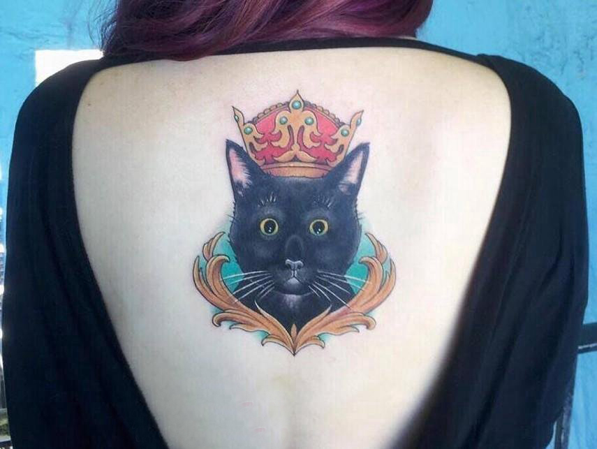 纹身后背女 女生后背上皇冠和猫咪纹身图片