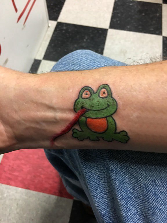 纹身卡通 男生手臂上彩色的卡通青蛙纹身图片