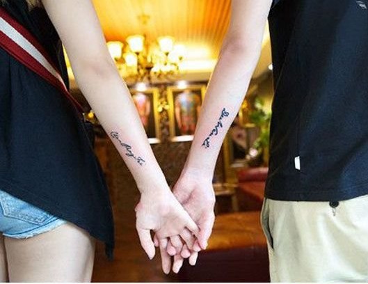 情侣手臂哥特字母纹身
