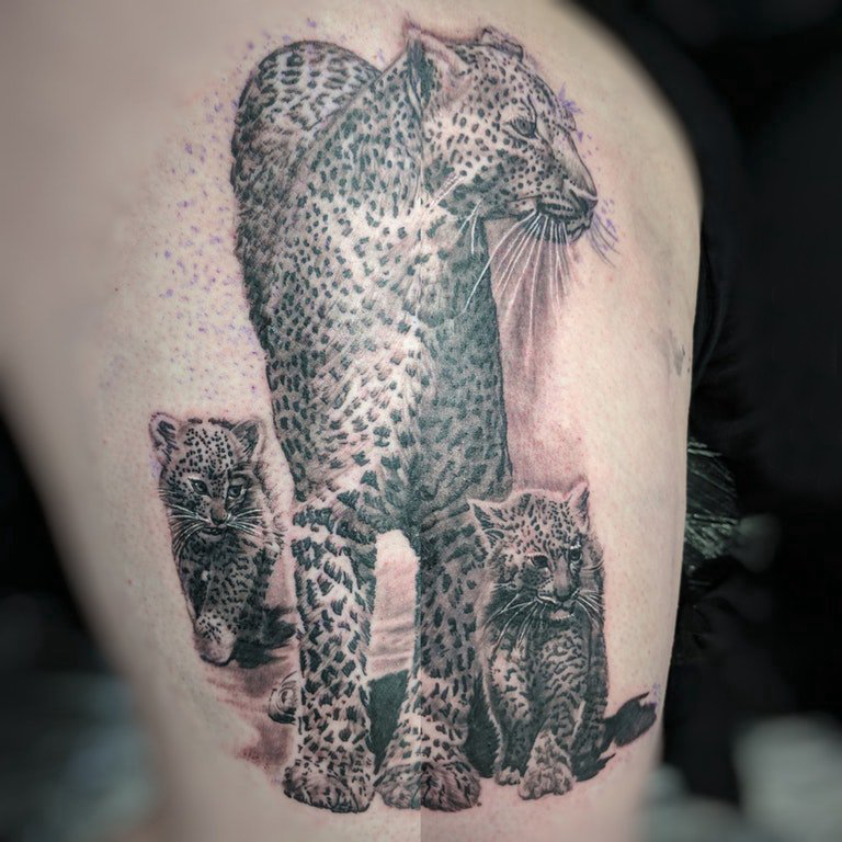 百乐动物纹身 女生大腿上黑色的豹子纹身图片