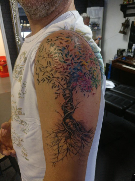 彩绘纹身 男生大臂彩色的生命树纹身图片