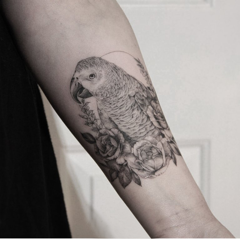 黑灰写实纹身 男生手臂上花朵和鹦鹉纹身图片