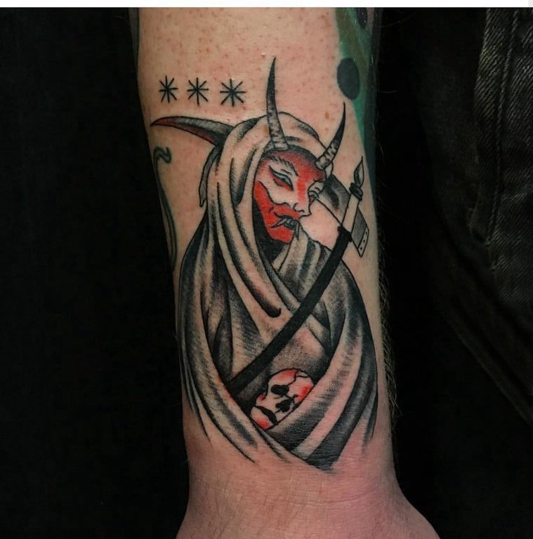 死神镰刀纹身图案 男生手臂上彩色的死神镰刀纹身图片