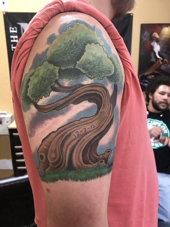 松树花臂纹身 男生大臂上彩色的大树纹身图片