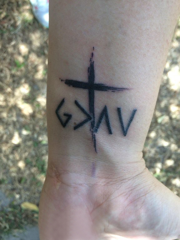 纹身小十字架 男生手腕上简单十字架纹身图片
