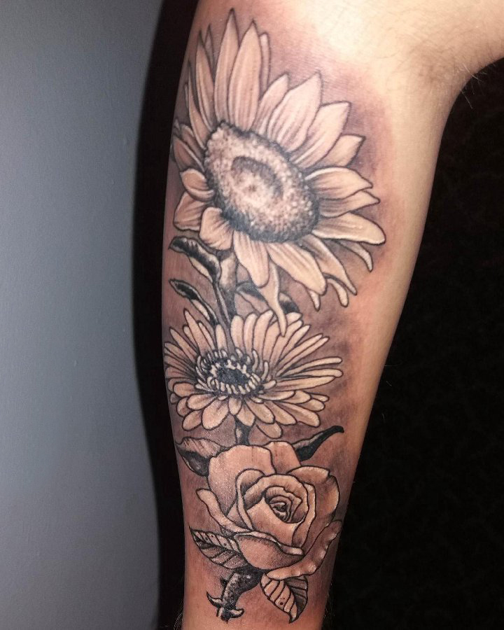 向日葵纹身图片 男生手臂上黑色的花朵纹身图片