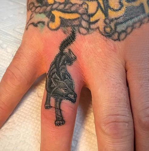 小动物纹身 男生手指上黑色的狐狸纹身图片
