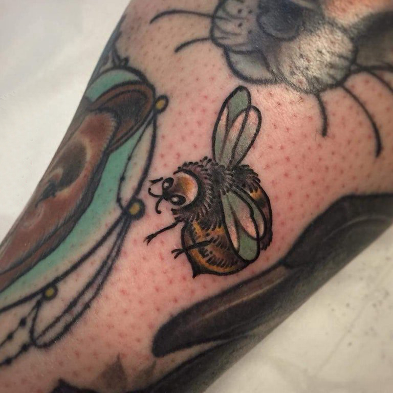 小动物纹身 男生小腿上彩色的小蜜蜂纹身图片