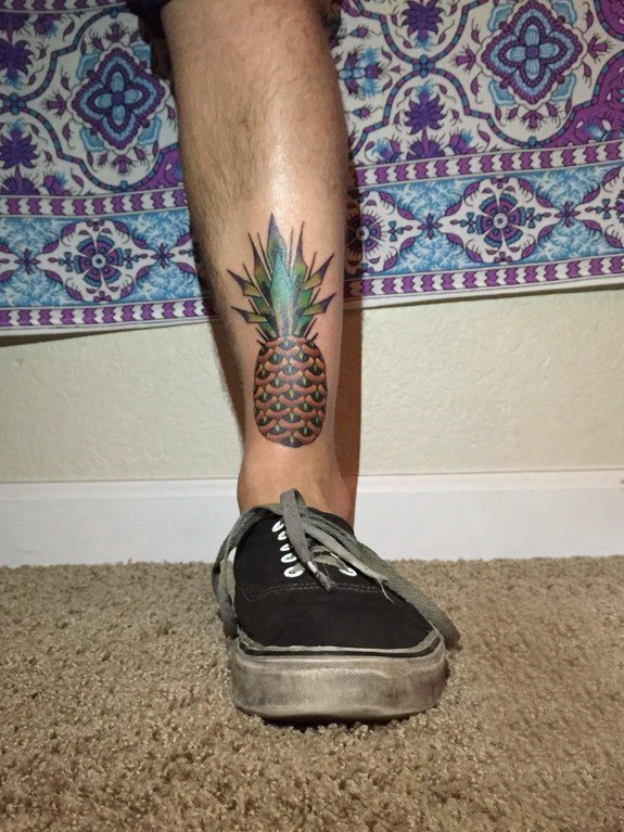 小清新植物纹身 男生小腿上彩色的菠萝纹身图片