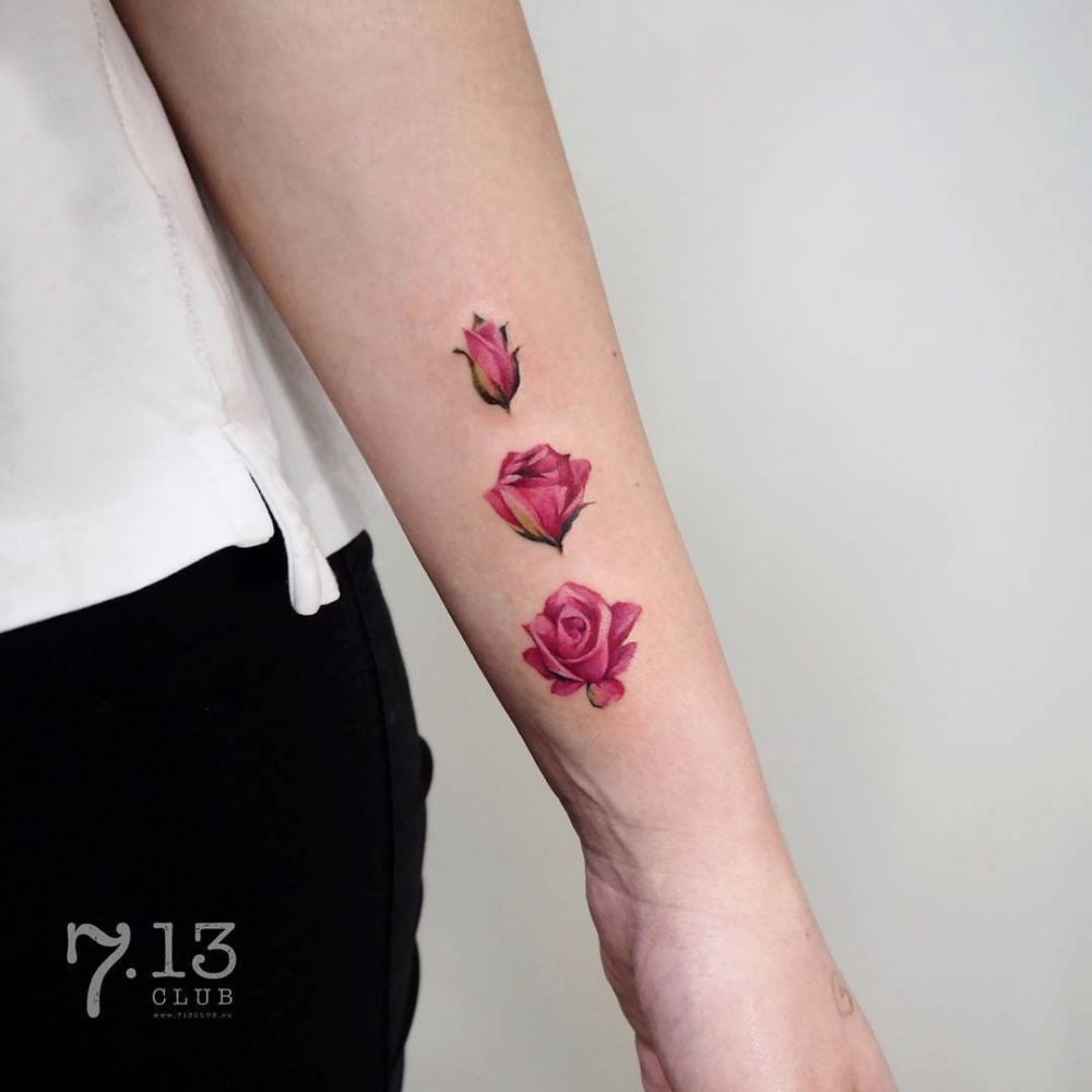 小清新植物纹身 女生手臂上彩色的玫瑰纹身图片