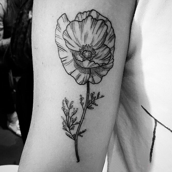 小清新植物纹身 女生手臂上黑色的花朵纹身图片