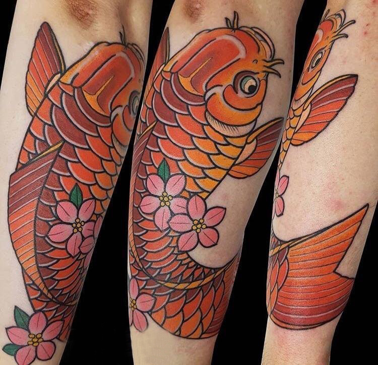 百乐动物纹身 男生手臂上花朵和鲤鱼纹身图片