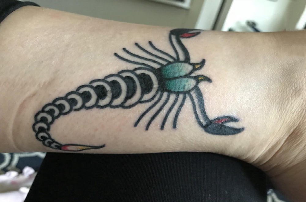 百乐动物纹身 男生小腿上彩色的蝎子纹身图片