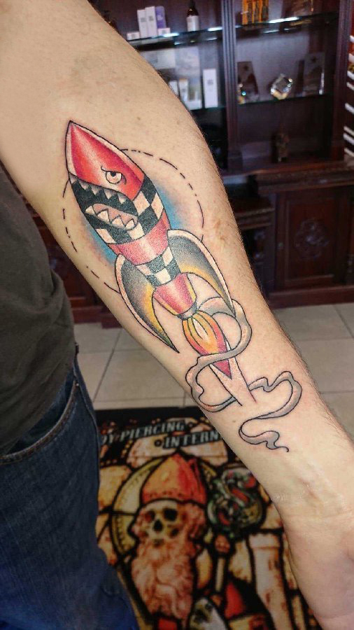 彩绘纹身 男生手臂上彩色的导弹纹身图片