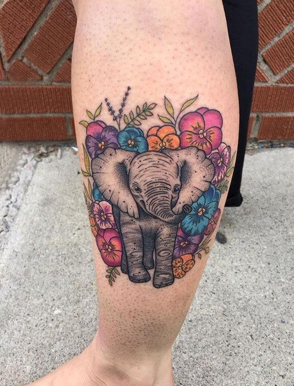 彩绘纹身 男生小腿上花朵和大象纹身图片