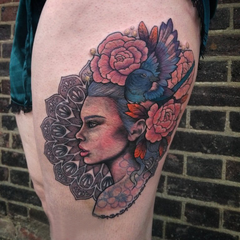 大腿纹身传统 女生大腿上花朵和人物纹身图片