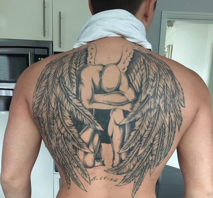 后背纹身男 男生后背上黑色的天使纹身图片